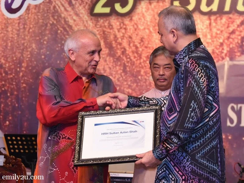 2. The ‘Member of Honour’ Award is presented to the late Sultan Azlan Shah by International Hockey Federation (FIH) President Leandro Negre at the official dinner of the 25th Sultan Azlan Shah Cup. The accolade was received by his heir, HRH Sultan Nazrin Shah.
