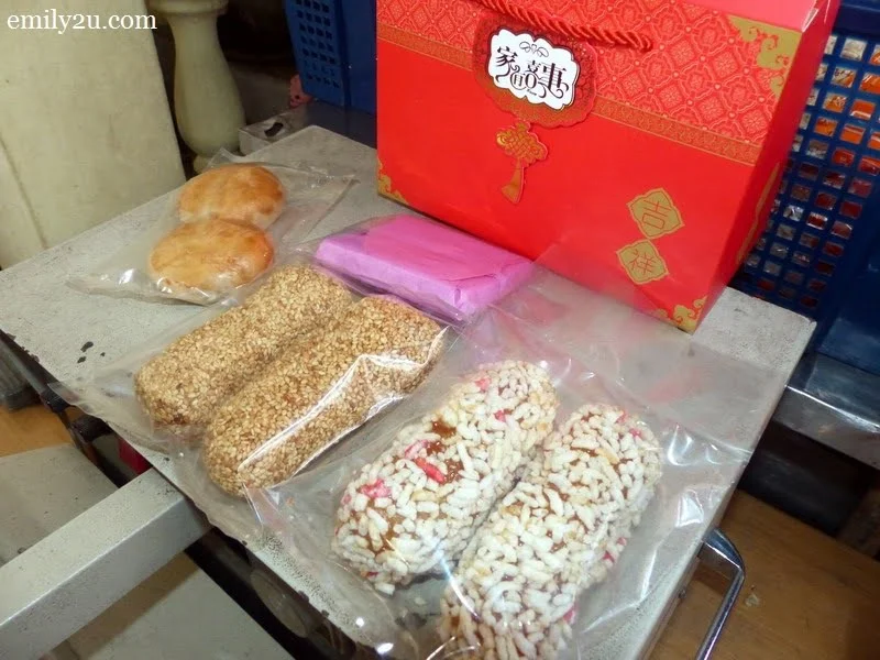 7. 'Lao Huei' along with 'Mua Lao' (sesame cracker) and other biscuits are packaged as part of a traditional wedding gift by the groom to the bride's family to be given out to their relatives to announce their daughter's marriage