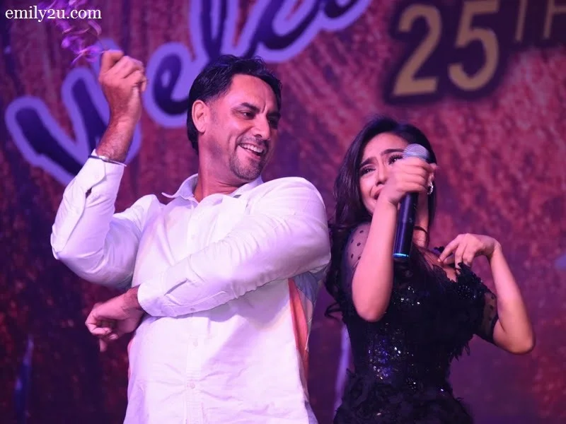 8. Kerpal (L) voluntarily dances with the singer