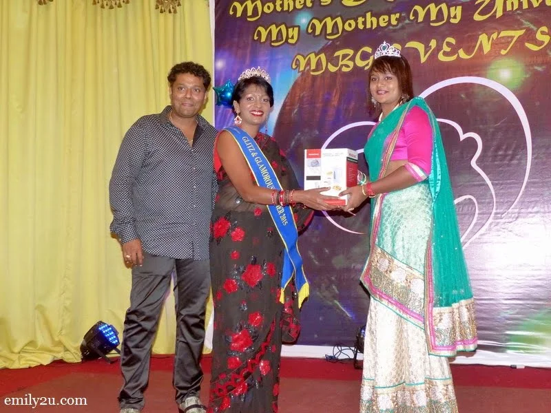 12. winner of the People's Choice Awarded receives with her prize sponsored by Reuben Nagarajan of Matchbox Events