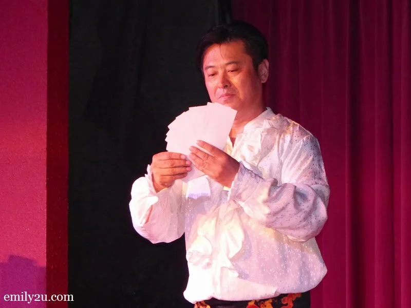 13. stage performance: 3 - 4 times a day