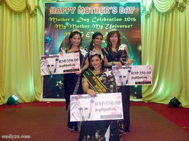 17. and the winners are... 2nd runner-up Liza Zainudin (L), Best Dressed Mom Naomi Joy Sakti (seated) & 1st runner-up Angela June (R) with Maya Malar