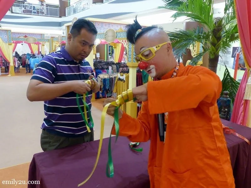 1. Au Young guides in the art of weaving ketupat