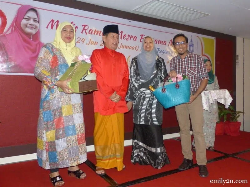 1. Rosli Mansor from Ipoh Echo receives his hamper from (L-R) Tourism Perak acting Chief Executive Officer Puan Zuraida Md. Taib, Perak Tourism Management Berhad Chairman Muhamad Kamil Shafie & Perak State Exco for Tourism, Arts and Culture Dato’ Nolee Ashilin bt. Dato’ Mohd. Radzi
