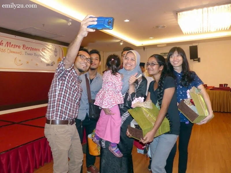 6. Team Ipoh Echo takes a groufie with Perak State Exco for Tourism, Arts and Culture Dato’ Nolee Ashilin bt. Dato’ Mohd. Radzi on her first assignment after maternity leave