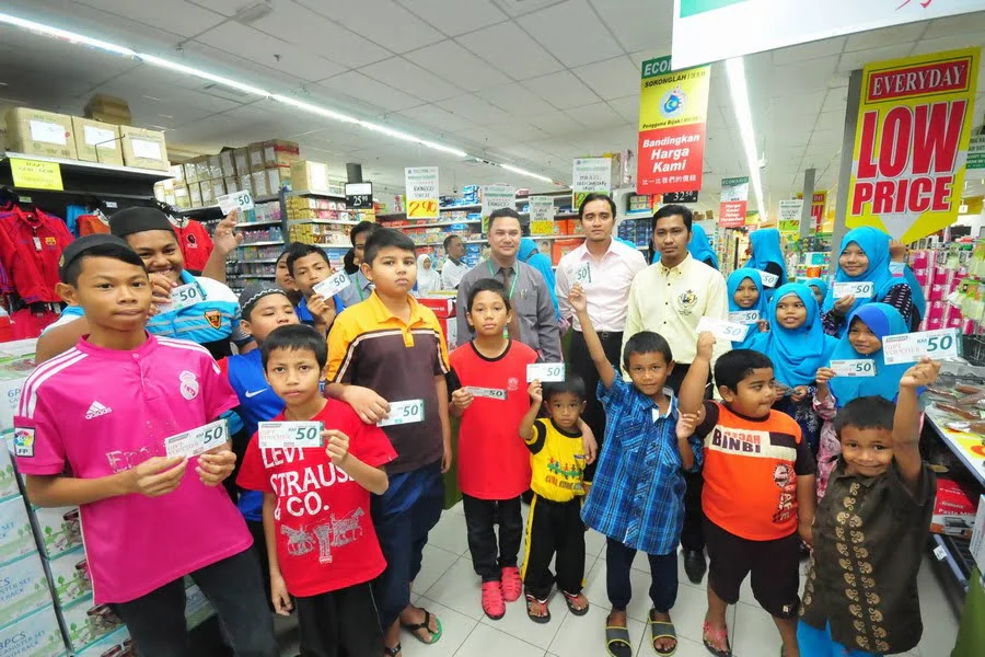 6. shopping vouchers for the children sponsored by Econsave Klebang