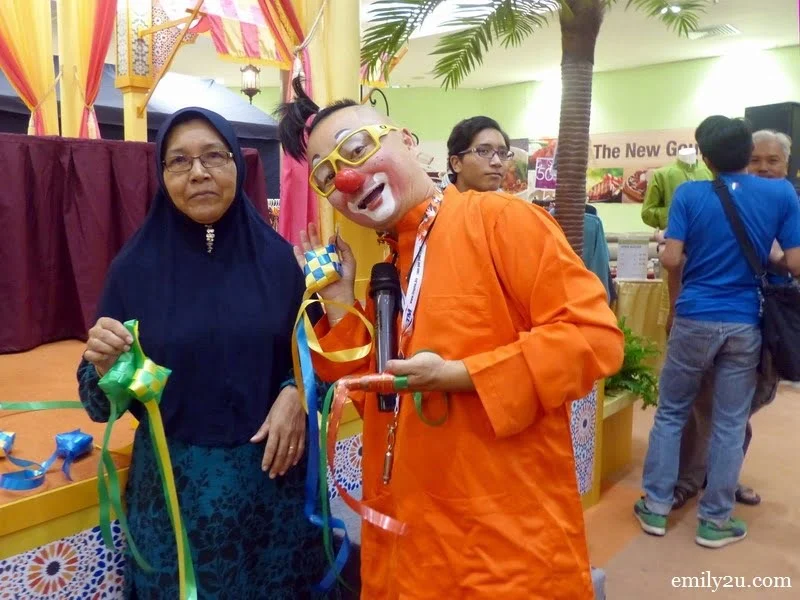 8. a shopper with her two ketupats