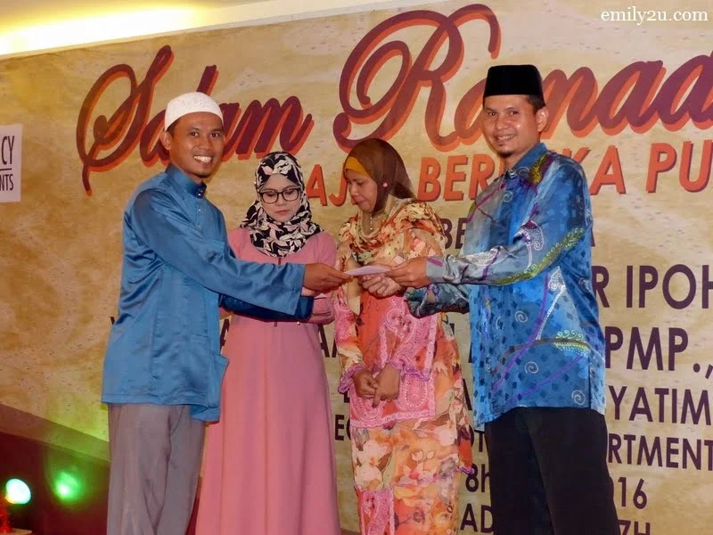 8. one of the sponsors, Azmi & Co. represented by manager En. Noorzamani (R), donated cash to the seven homes present 