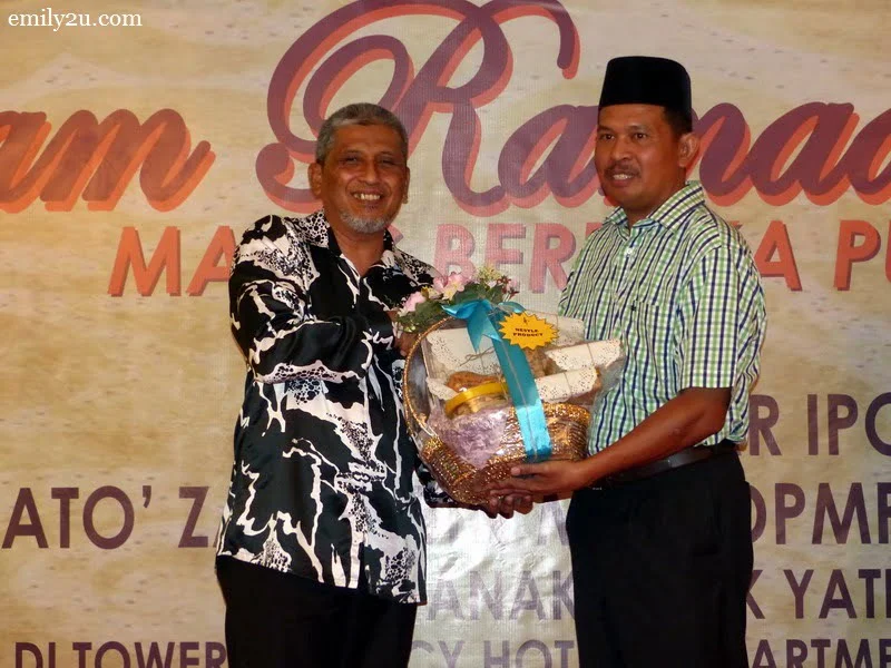 9. Ipoh City Mayor Dato’ Zamri Man presents a token of appreciation to sponsors. Representative from Nestle Malaysia, Mr Sheikh Farouk Bin Sheikh Muhammad (L) receives his hamper.