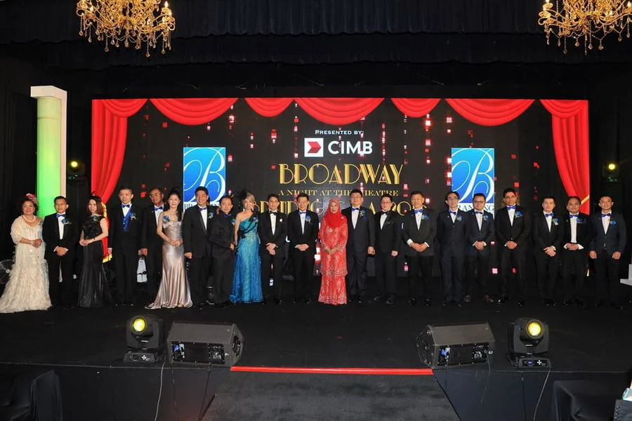 2. memorable group photo with Her Majesty Seri Paduka Baginda Raja Permaisuri Agong Tuanku Hajah Haminah together with President - YBhg. Dato’ Eric Chong (on Her Majesty's left) and Organising Chairman - YBhg. Dato' Sri Vincent Tiew (on Her Majesty's right)