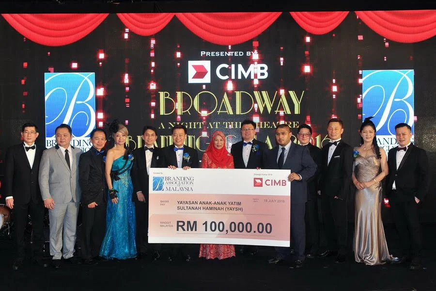 3. The Branding Association of Malaysia contributes a small token of appreciation to Her Majesty Raja Permaisuri Agong Tuanku Hajah Haminah’s foudation, Yayasan Anak-Anak Yatim Sultanah Haminah