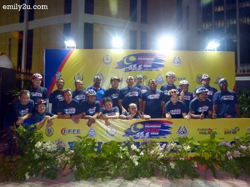 2. a group of cyclists takes a photo for keepsake