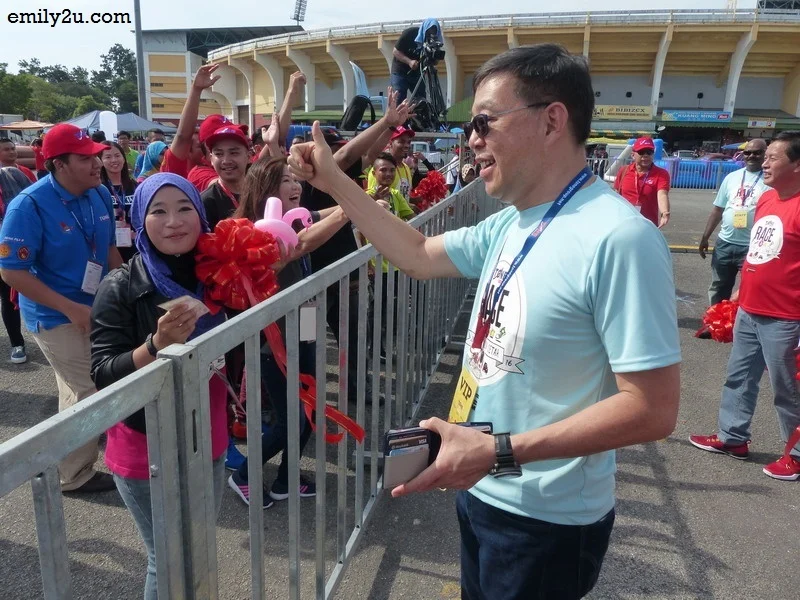 8. those who received the ribbon get to exchange it for RM100 cash