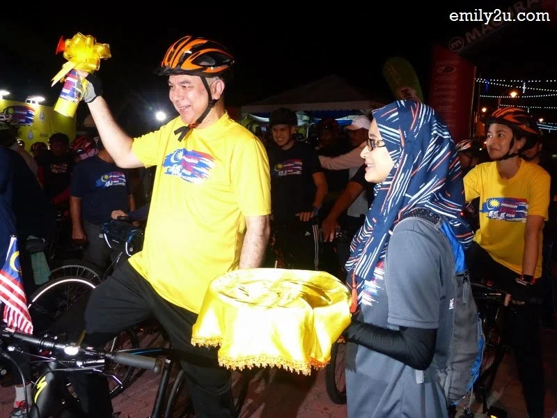 9. the VIP fun ride - HRH Sultan Nazrin Shah flags off his own ride
