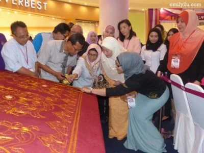 1. Selangor State ExCo Y.B. Dato' Dr Ahmad Yunus bin Hairi officiates the longest "Tekat Gubah" in Malaysia by cutting the final thread