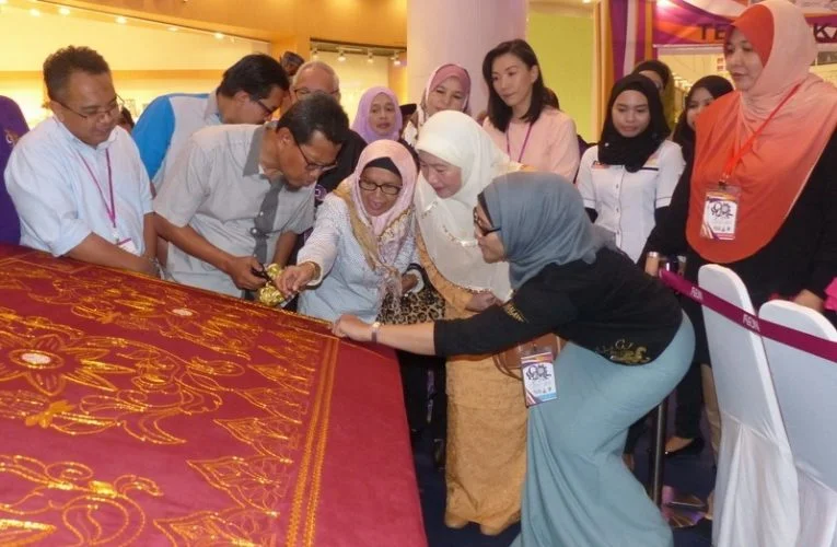 Longest Tekat Gubah Bunga Tanjung (Hand Embroidery) in Malaysia