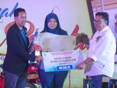 7. Asliza Musa receives the Special Award on behalf of veteran journalist, Haji Abu Bakar Sidek Bin Hashim