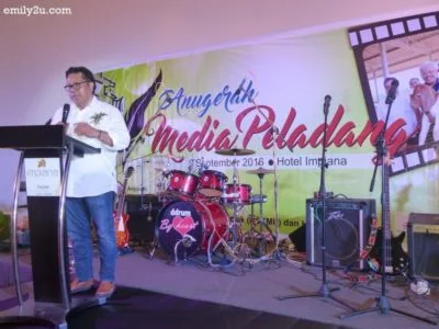 2. Yang Berbahagia Dato’ Raja Ahmad Zainuddin bin Raja Omar, Chairman of Pertubuhan Peladang Negeri Perak, who is also adviser to Kelab Sukan & Kebajikan Media Perak