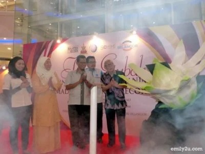 4. Selangor State ExCo Y.B. Dato' Dr Ahmad Yunus bin Hairi launches the 6-day craft exhibition at AEON Mall Shah Alam