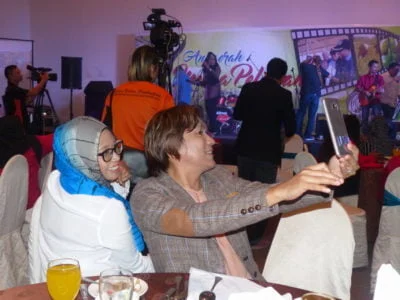 6. Nicky (NSTP) takes a wefie with Mazian from the Lost World of Tambun