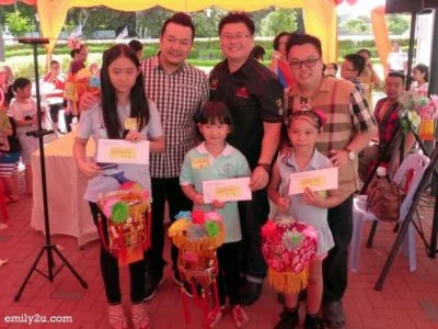 7. a photo of the judges (L-R): celebrity Jack Lim, Managing Director of Andaman Property Management Sdn. Bhd. Dato’ Sri Dr. Vincent Tiew & one of the sponsors, Dato' Simon Leow of Fortunato Coffee with winners (L-R) Cristie Chong Xi Shann, Wong Hui Ying & Woo Mei Shan