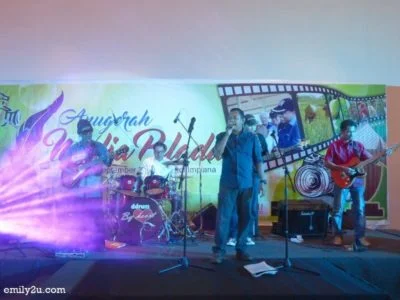 9. winner of the karaoke competition, Munir, displays his vocal prowess once again, backed by a live band with Dato’ Raja Ahmad Zainuddin on drums