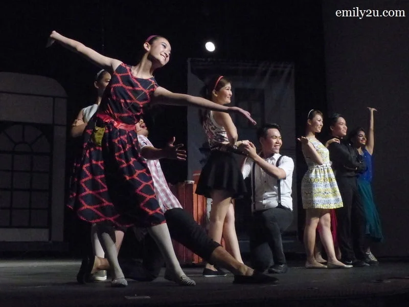 9. attractive Ipoh lasses catch the eye of the lads