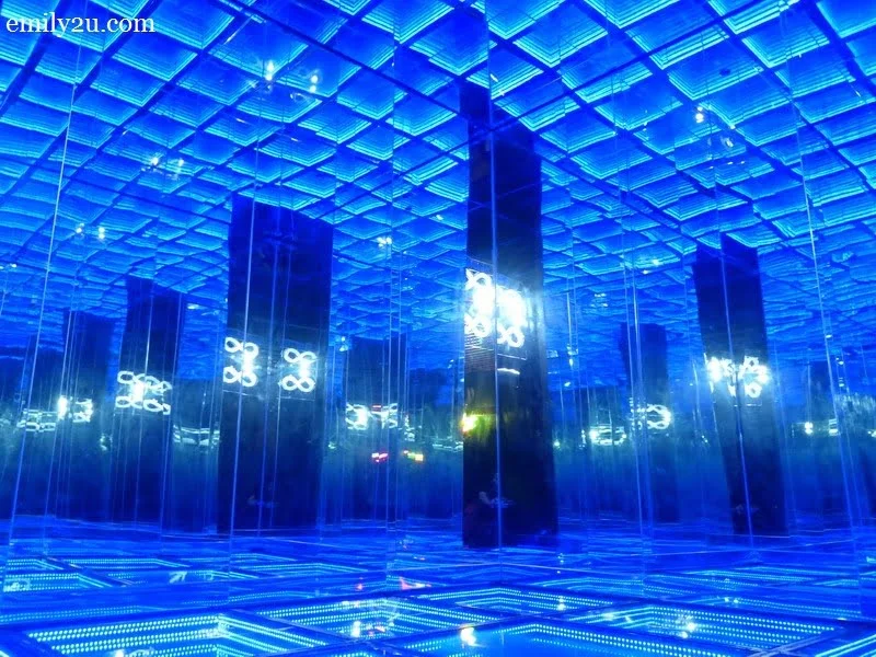 16. infinity room