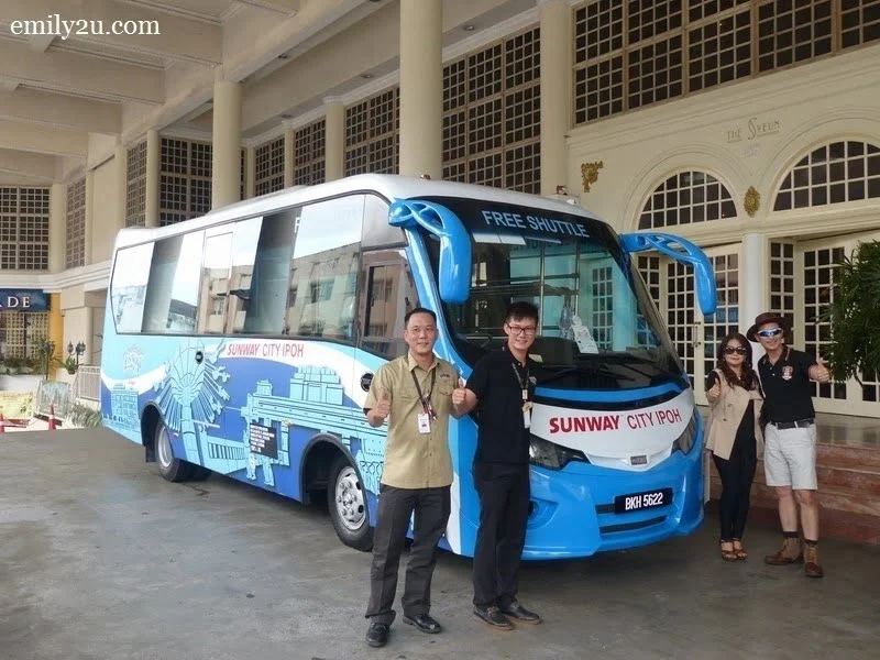 3. (L-R) staff of Lost World of Tambun, Gerald Sim and Eugene Wong alongside Ms. Maggie Ong (Executive Director of Syeun Hotel) and Mr. Calvin Ho (Senior General Manager of Sunway Theme Parks)