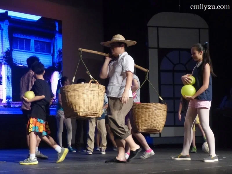 3. hawker selling pomelos on a kandar pole