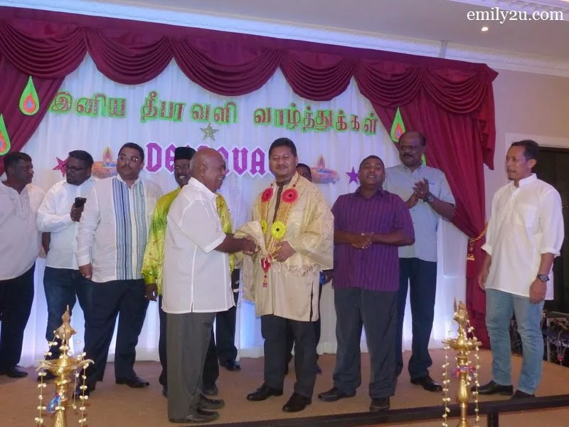 4. committee members of Perak Media Sports and Welfare Club honour Datuk Akmar Hisham Mokhles