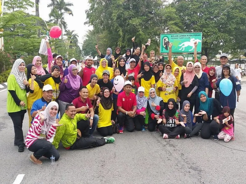 5. group photo with Ipoh Mayor (squatting in red)