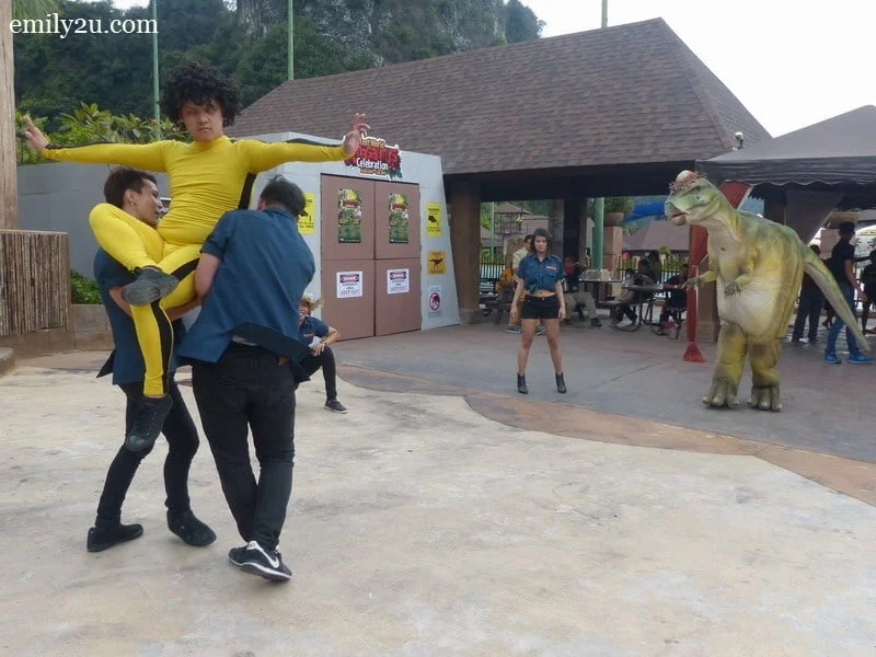 5. the man in yellow challenged the Stegoceras to a fight