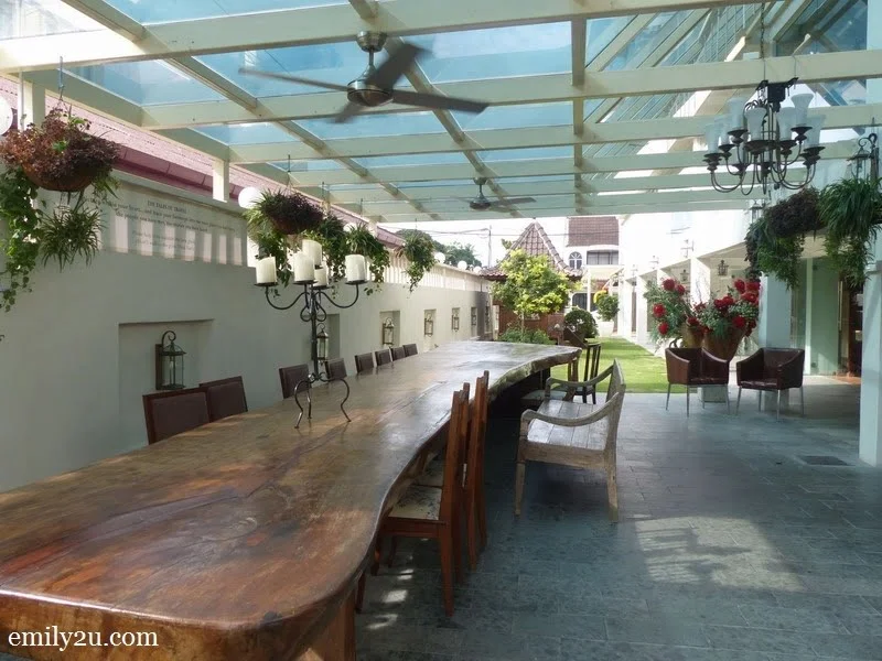 7. the Long Table Bar