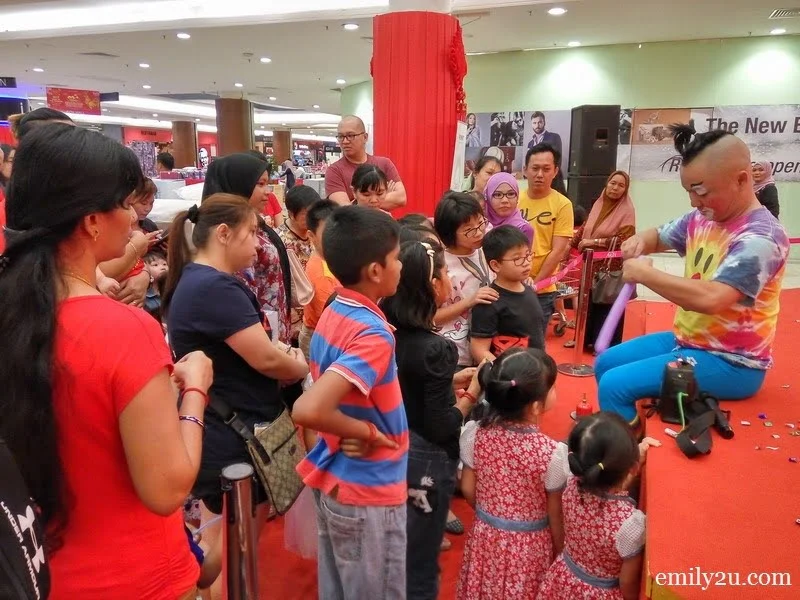 10. Au Young the Clown is surrounded by some of his biggest fans, the kids!