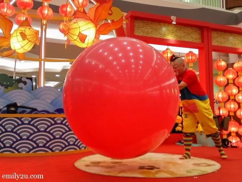 2. Au Young attempts to enter the balloon