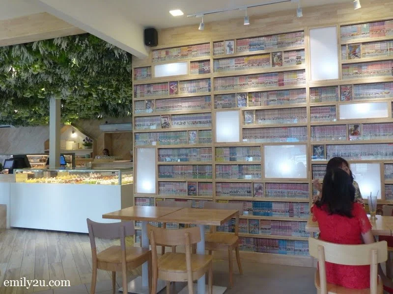 5. wall-to-wall book shelf