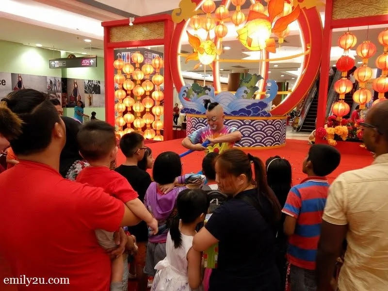 9. Au Young makes balloon sculptures for the children