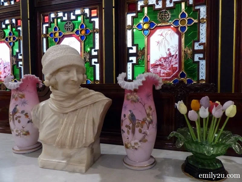 11. a bust flanked by a pair of Queens Burmese wares