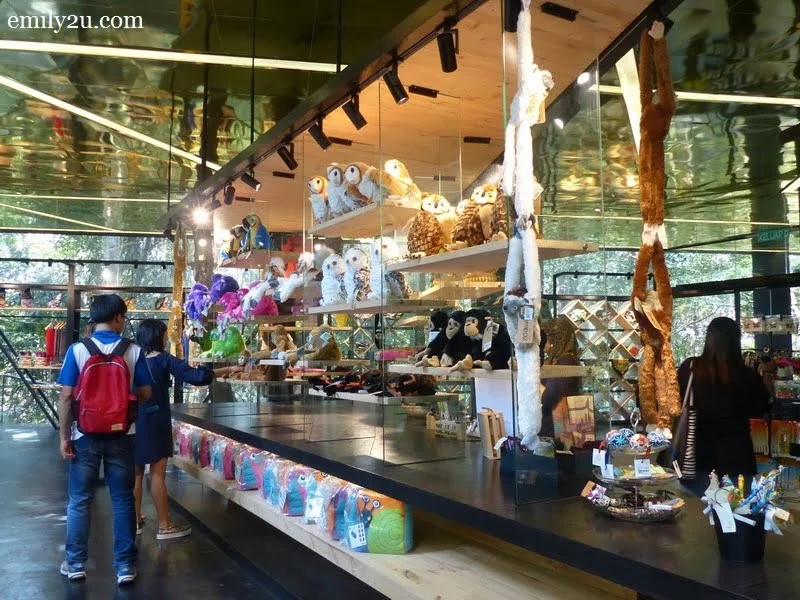18. jungle-themed souvenir store