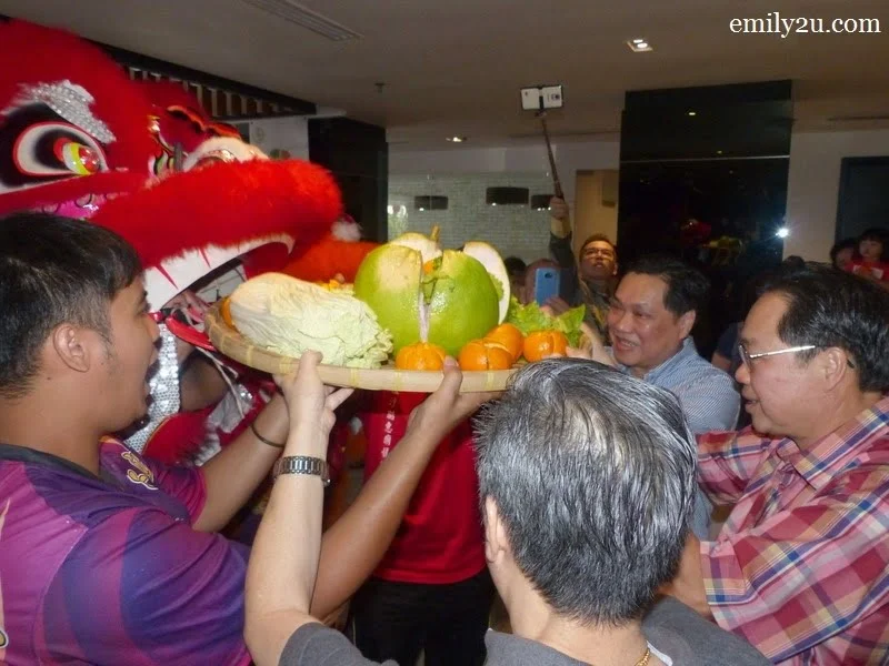 6. hotel owners receive blessings from the lions
