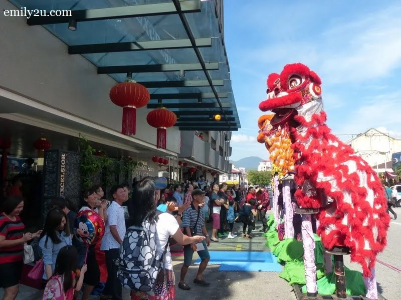 9. mandarin oranges are tossed by the lions to signify a blessing of prosperity