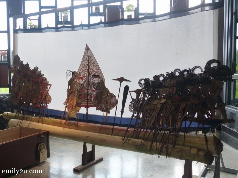 2. wayang kulit screen