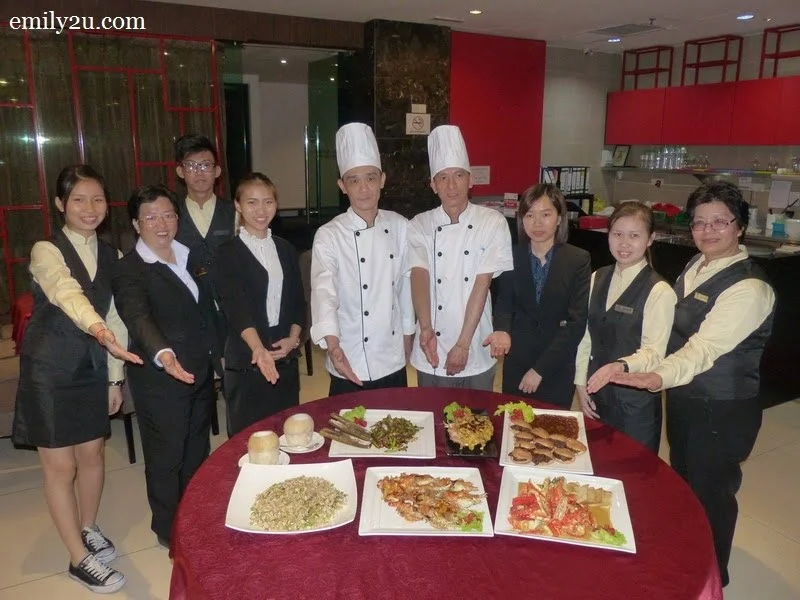 14. management and restaurant crew present some of the signature dishes of Zui Xin Lao Seafood Restaurant (L-R): Choo Hui Ying, Restaurant Manager Cheng Choy Peng, Nicholas, Nalin, Executive Chef Chong Chee Yuan, Cutter Chung Yew Choong, Kim, Wong Lai Leng & Bobo Choong