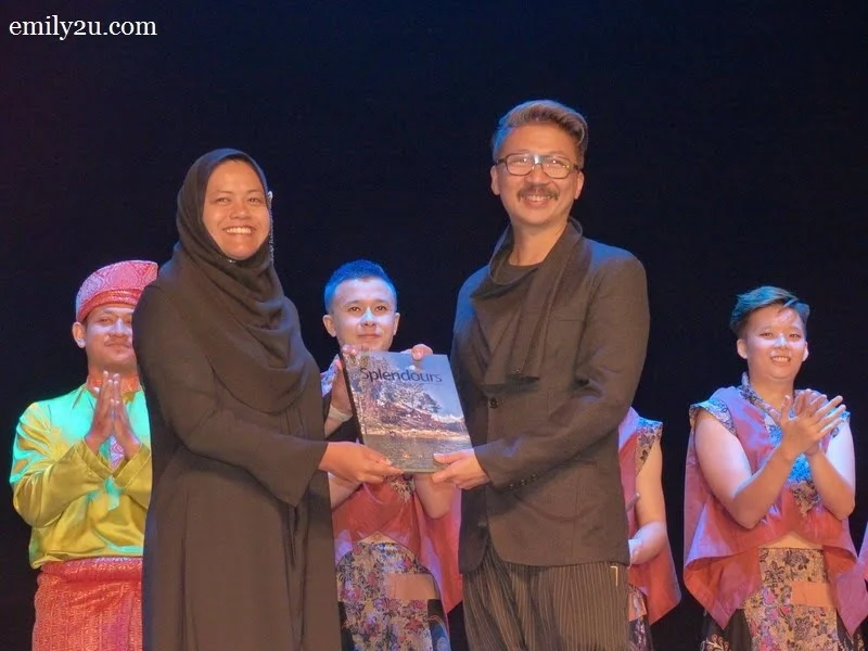 15. Perak State Exco for Health, Tourism and Culture Y.B. Dato' Nolee Ashilin Mohd. Radzi presents a token of appreciation to Bernard Goh