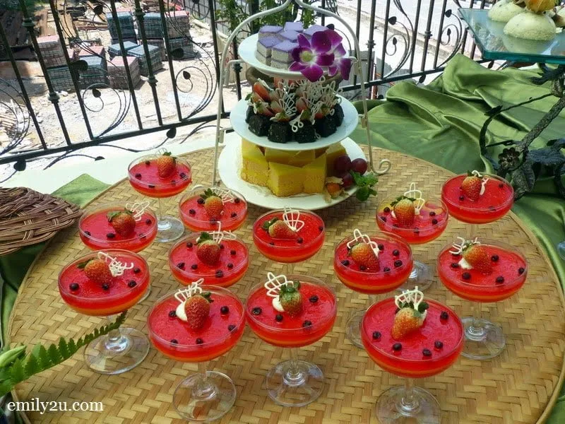 17. jelly pudding with mini pastries