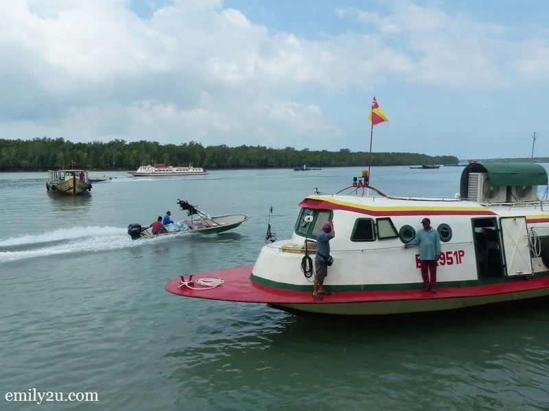 7. Khim Hoong Ferry Services - air-con speed boat