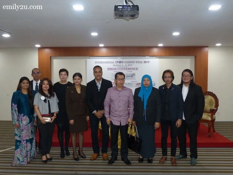 a group photo of the organisers along with partners, sponsors, Tourism Perak Management Berhad and Dato' Dr Amar Singh