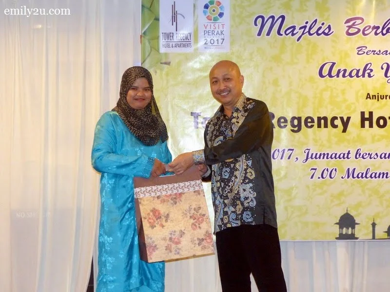 12. hotel director Mr. Cheong Soon Loong thanks a sponsor with a memento