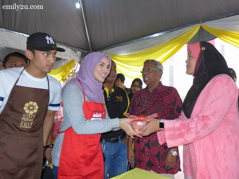 16. Perak State ExCo for Tourism, Arts, Culture, Multimedia and Communications, Dato' Nolee Ashilin Mohammed Radzi hands out bubur lambuk to Fiza Elite
